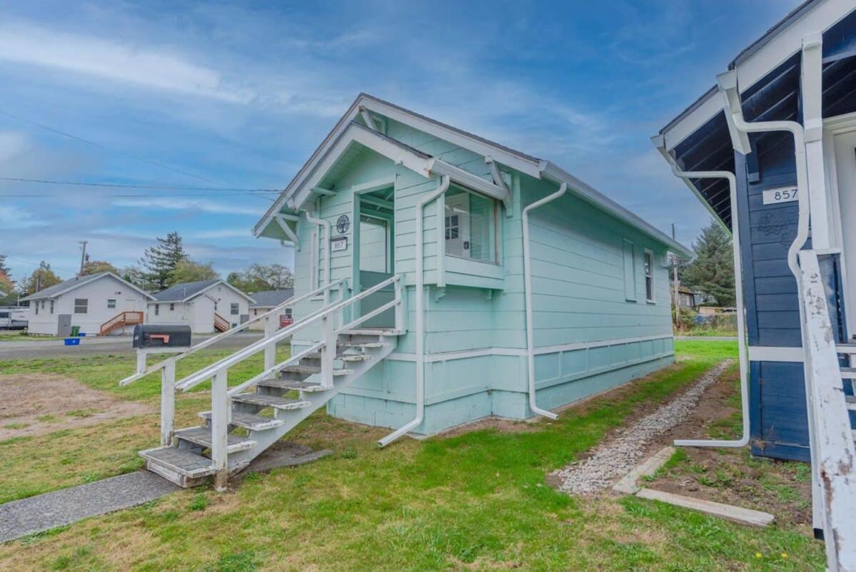 #Stayinmydistrict Coos Bay Cypress Cottage Exterior photo